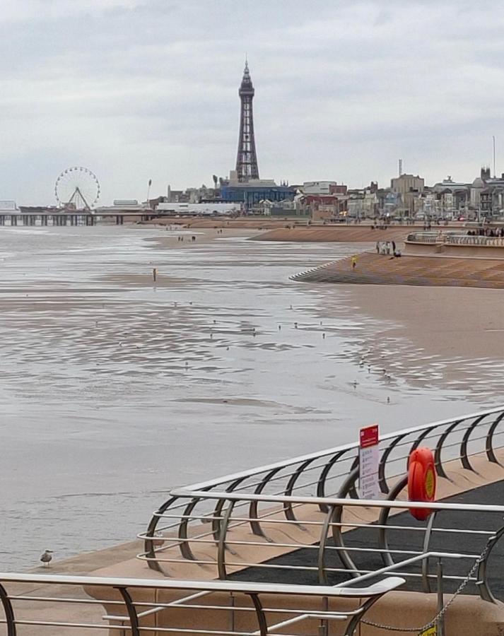 Bed and Breakfast By The Seaside Blackpool Exterior foto